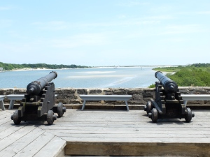 Diese Kanonen konnten bis zu der Brücke ganz im Hintergrund schießen